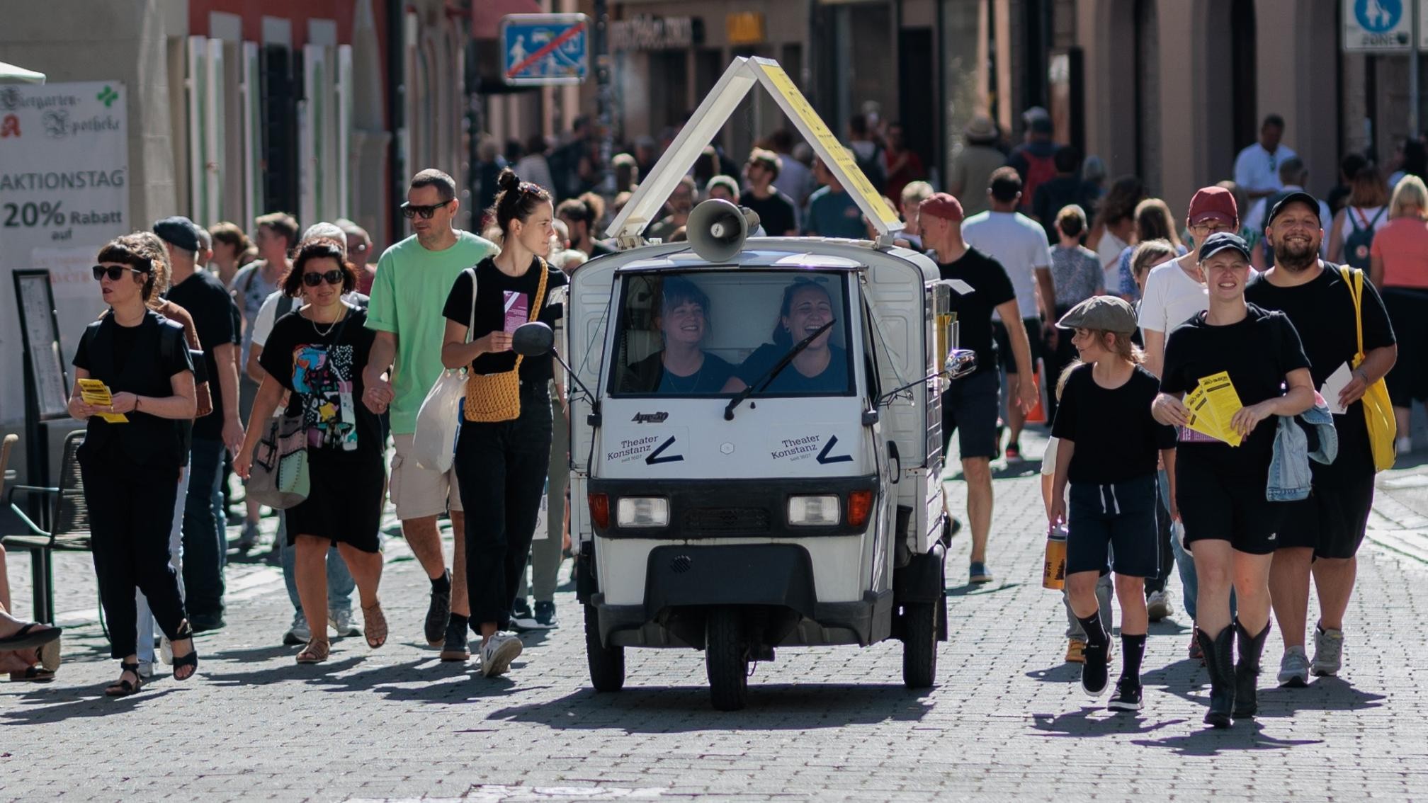 Theaterfest 2023 Auftakt, mit der Ape durch die Altstadt